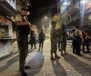 Militares y policías custodian un restaurante donde un grupo armado disparó contra clientes y trabajadores en Montañita, Ecuador.