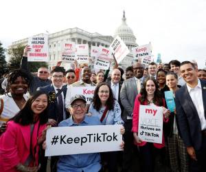 Un grupo de una docena de adolescentes, profesores y dueños de negocios se dirigió al Congreso para sentar su voz de oposición a un potencial veto y resaltaron los beneficios de TikTok en sus vidas y medios de subsistencia.