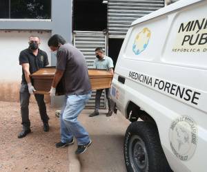Los familiares retiran de la morgue de Medicina Forense el cuerpo de Brayan Fernando Díaz Merlo y lo trasladaron a Danlí, El Paraíso, lugar de donde era originario, para ser velado y sepultado.