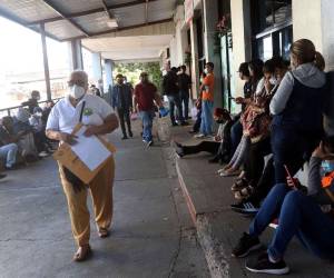 Desde tempranas horas de la mañana los hondureños se ponen a hacer largas filas en el Instituto Hondureño de Seguridad Social (IHSS) para conseguir una cita médica.