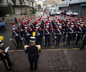Bajo un fuerte operativo policial amaneció el Congreso Nacional previo a la instalación de la tercera legislatura. Además, varias calles se encuentran cerradas en los sectores aledaños del centro de la capital. Hasta el momento algunas personas ya se hicieron presentes y los preparativos para la ceremonia están en desarrollo. A continuación las imágenes.