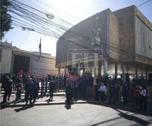 Un fuerte resguardo de seguridad se desplegó en las afueras del Hemiciclo Legislativo, donde se espera la reunión convocada para las 11:00 a.m. Autoridades militares y policiales permanecerán en los alrededores .