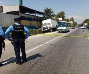 El vehículo de transporte quedó estacionado en medio de la carretera.