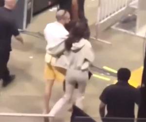 Kendall abrazando a Benito mientras caminan por el Kaseya Center.
