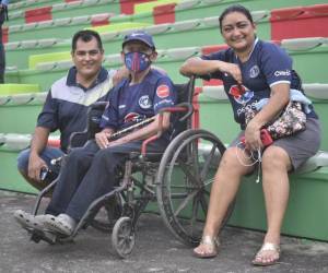 Con 76 años, Santos asistió al Yankel en su silla de ruedas en compañía de sus íntimos amigos Kelly Díaz y José Casco, quien le cumplieron su sueño.