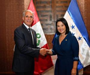 Keiko Fujimori, posando previo a su investidura junto al presidente de Honduras, Nasry Asfura, este martes en el Palacio de Torre Tagle en Lima, Perú.