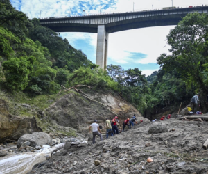 Rescatistas trabajan en la búsqueda de desaparecidos por el desbordamiento de un río en Ciudad de Guatemala.