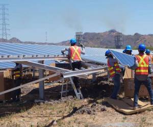 La instalación de 510 megavatios de las plantas solares contribuyó a revertir la matriz energética del país.