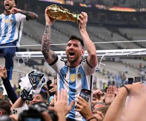 Lionel Messi fue alzado en brazos luego de la obtención de la Copa del Mundo.