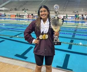 Michell Ramírez, la nadadora hondureña que fue importante para ganar torneo universitario en Puerto Rico.