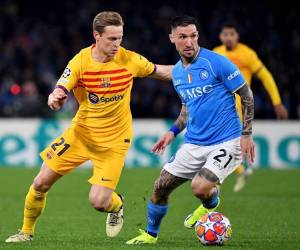 De Jong y Politano disputando en el balón en el centro del campo.
