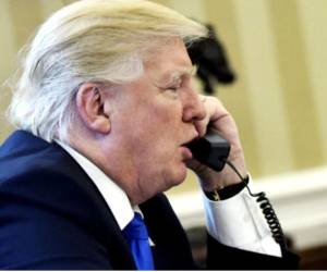 Imagen de archivo de Donald Trump hablando por teléfono con una líder política extranjera en 2017.