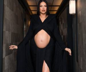 La modelo brasileña Adriana Lima extenderá una vez más su familia y se convertirá en madre por quinta vez de un varón.