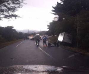 La víctima quedó tirada en el pavimento de la carretera tras ser impactado por el automotor.