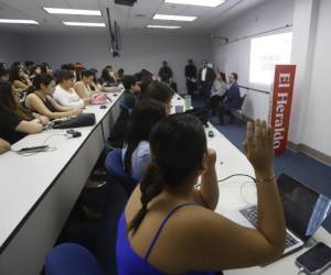 Más de 60 estudiantes de tres carreras de Unitec asistieron al conservatorio Desmontando la desinformación.