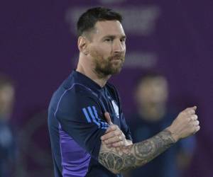 El delantero argentino #10 Lionel Messi participa en una sesión de entrenamiento en el sitio de entrenamiento de la Universidad de Qatar en Doha el 25 de noviembre de 2022, en la víspera del partido de fútbol de la Copa Mundial Qatar 2022 entre Argentina y México.
