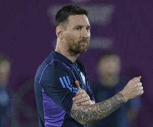 El delantero argentino #10 Lionel Messi participa en una sesión de entrenamiento en el sitio de entrenamiento de la Universidad de Qatar en Doha el 25 de noviembre de 2022, en la víspera del partido de fútbol de la Copa Mundial Qatar 2022 entre Argentina y México.