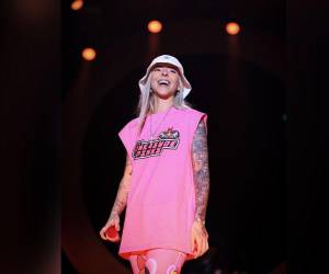 Poeta, tatuadora, egresada en artes visuales de la Universidad Interamericana, ícono LGBTIQ+ y una de las artistas más sonadas del 2023, ella es Young Miko, la artista de origen puertorriqueño que causa furor en las redes sociales. Conoce más de ella en la siguiente galería.