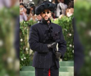 El cantante puertorriqueño Bad Bunny fue uno de los primeros en llegar a la alfombra blanca de este año. Así fue su desfile por la Met Gala 2024