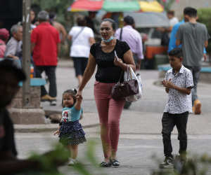 Según la Encuesta de Hogares de 2023, en el país había más de 811 mil jefas de hogar, muchas de ellas mujeres que son el soporte económico de la familia.