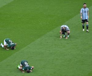 De forma completamente inesperada, la Selección de Argentina cayó 2-1 en su debut en el Mundial de Qatar 2022 frente a Arabia Saudita en el estadio de Lusail. La felicidad de los saudíes contrastaba con las caras largas de los argentinos al finalizar un encuentro que se les escapó de las manos.