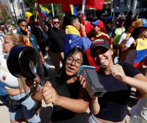 Ciudadanos venezolanos en varias ciudades del mundo festejaron con abrazos y alegría la captura de Nicolás Maduro, este sábado 3 de enero del 2026.