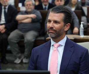 Donald Trump Jr. se sienta en una sala del tribunal de Nueva York para el juicio por fraude de su padre en la ciudad de Nueva York.
