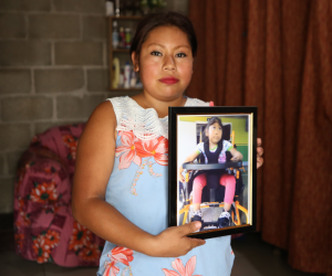 Aleyda muestra una fotografía de su hija, Kimberly. La niña murió el 6 de marzo de 2023 debido a la microcefalia por zika.