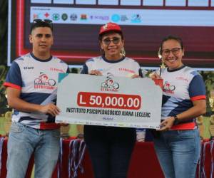 La directora del Juana Leclerc recibió el cheque de manos de María Ortiz y Fernando Maldonado.