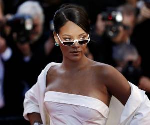 La cantante nacida en Barbados, cuyo verdadero nombre es Robyn Rihanna Fenty, se convirtió en multimillonaria gracias a sus importantes logros musicales y marcas exitosas de maquillaje, lencería y alta costura.