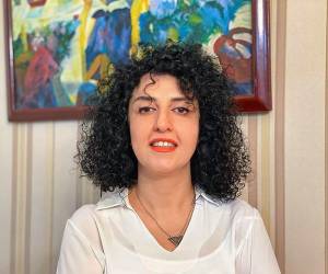 “Su valiente lucha ha tenido un tremendo coste personal. En total, el régimen la ha detenido 13 veces, la ha condenado en cinco ocasiones y la ha sentenciado a un total de 31 años de prisión y 154 latigazos”, declaró Berit Reiss-Andersen, presidenta del Comité Nobel noruego en Oslo.