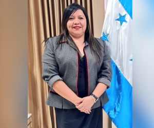 La abogada Karla Ninoska Escalante Alegría, aspiraba a la presidencia del Colegio de Abogados de Honduras (CAH), sin embargo, perdió ante el movimiento “Frente Patria y Justicia”, representado por Gustavo Solórzano.