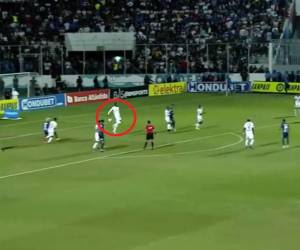 Clara mano de Yustin Arboleda dentro del área del Olimpia.