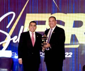 Luis Atala, vicepresidente corporativo de Grupo Financiero Ficohsa, recibe el Sello Fundarse, en reconocimiento al compromiso de la institución con el desarrollo de Honduras.