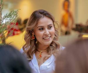 Su pasión por el diseño de joyas surge desde su infancia, ya que proviene de una familia de prestigiosos artesanos orfebres con experiencia nacional e internacional.