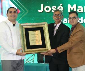 El INPREMA reconoce la vocación de servicio del profesor José María Bonilla Argueta.