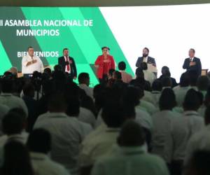 La presidenta Xiomara Castro y Luis Redondo acompañaron a los 298 alcaldes a la ceremonia de inauguración de la Asamblea.