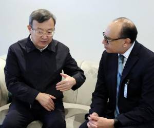 El Viceministro de Comercio de China, Wang Shouwen, habla con Melvin Redondo, Viceministro de Desarrollo Económico de Honduras, en el Aeropuerto Internacional de Palmerola en Comayagua.