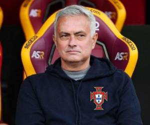 José Mourinho durante un partido en el banquillo de la Roma de Italia.