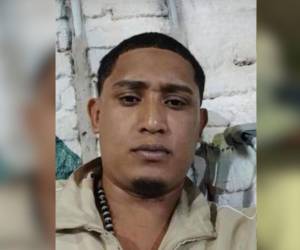 Rápidamente, agentes policiales llegaron al lugar y acordonaron la escena del crimen.