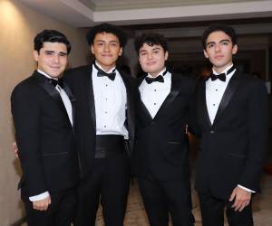 Los seniors, con energía y entusiasmo, celebraron por todo lo alto el logro de una meta más en sus vidas.