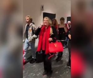 Momento en que Taylor ingresa al estadio para ver el Super Bowl.