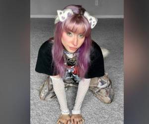 Una joven conocida como Meow Dalyn ha ganado notoriedad al revelar que se identifica como un perro.