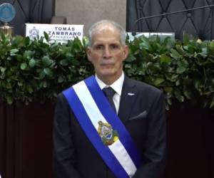 Asfura asumió el cargo con su mano reposada sobre la Constitución de la República y rodeado de su esposa e hijas.