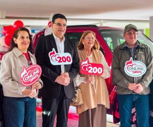 Ejecutivos de Banco Atlántida y miembros de la Fundación Teletón durante el lanzamiento de la Lotería Online del Amor 2025.