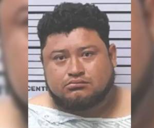 ICE emitió una orden de detención migratoria para garantizar su custodia federal y eventual deportación.