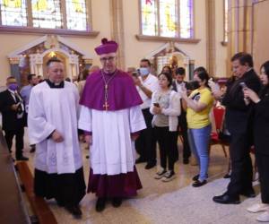 El sacerdote José Vicente Nácher Tatay, de origen español y 59 años, recibió este sábado el título de sexto arzobispo de la Arquidiócesis de Tegucigalpa. Aquí las imágenes de su llegada a la Basílica Nuestra Señora de Suyapa.