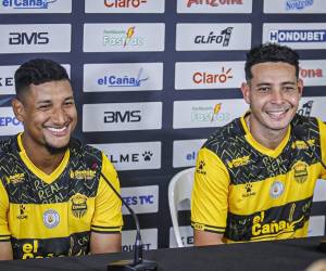 Los mediocampistas vivieron un momento ameno ante los medios.