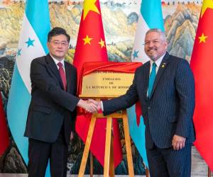 El canciller hondureño Enrique Reina junto a un representante de China al momento de la inauguración de la embajada de Honduras.