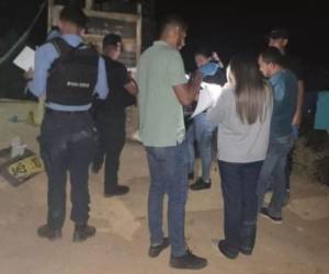 Testimonios señalan que dos individuos, portando armas de fuego, irrumpieron en la vivienda de las víctimas con el objetivo de perpetrar el crimen.